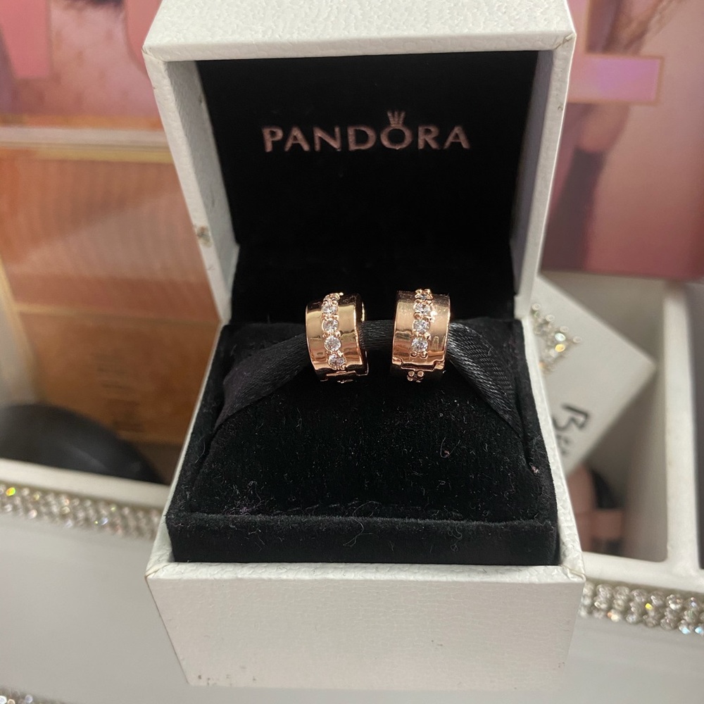 Pair of clips pandora rose gold new never used 😻